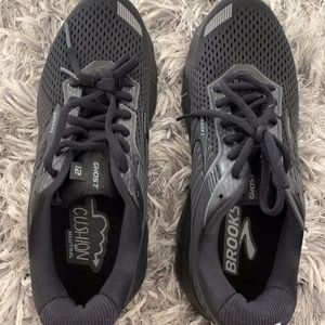 never worn new brooks running shoes